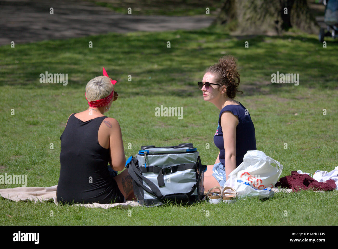 Glasgow, Schottland, Großbritannien, 19. Mai.de Wetter: sonnig Wetter über die Stadt die Einheimische und Touristen in die Straßen brachte für die Hähne aff Wetter. Als die königliche Hochzeit wurde von frühen Nachtschwärmer, die die Sonne in der Kelvingrove Park ignoriert. Gerard Fähre / alamy Nachrichten Stockfoto