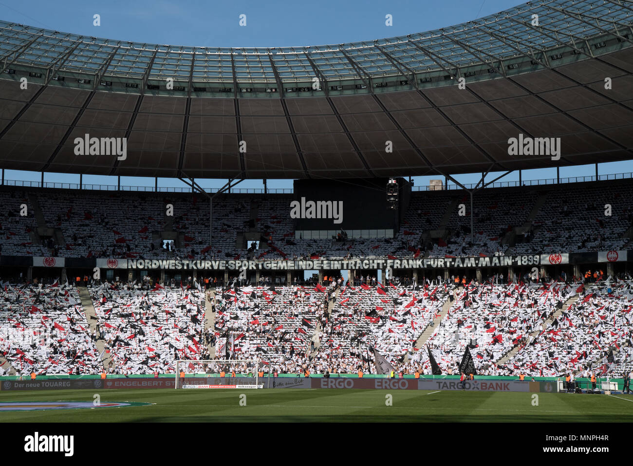 19. Mai 2018, Deutschland, Berlin: Fussball: Deutscher Fußball-Bund (DFB) (lit. Deutscher Fußball-Bund) Schale, Bayern München vs Eintracht Frankfurt im Olympiastadion. Der Nordwestlichen Kurve der Sportgemeinschaft Eintracht Frankfurt. (EMBARGO BEDINGUNGEN - ACHTUNG: Der DFB verbietet die Nutzung und Veröffentlichung der sequenziellen Bilder auf das Internet und andere Onlinemedien während des Spiels (einschließlich der halben Zeit). Achtung: SPERRFRIST! Der DFB erlaubt die weitere Nutzung und Veröffentlichung der Bilder für mobile Dienste (insbesondere MMS) und nur nach dem e DVB-H und DMB. Stockfoto
