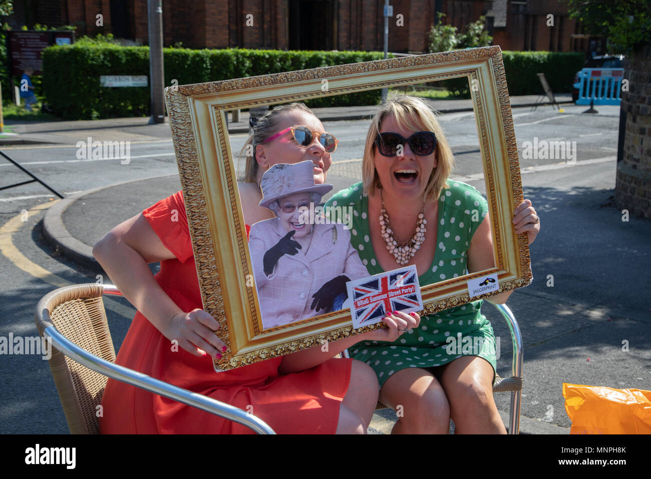 Kingston-upon-Thames, London, UK, 19. Mai 2018. Nachbarn versammeln sich an einem lokalen Straßenfest die Hochzeit von Prinz Harry und Meghan Markle im Sonnenschein zu feiern: Auf Sicht Fotografische/Alamy leben Nachrichten Stockfoto