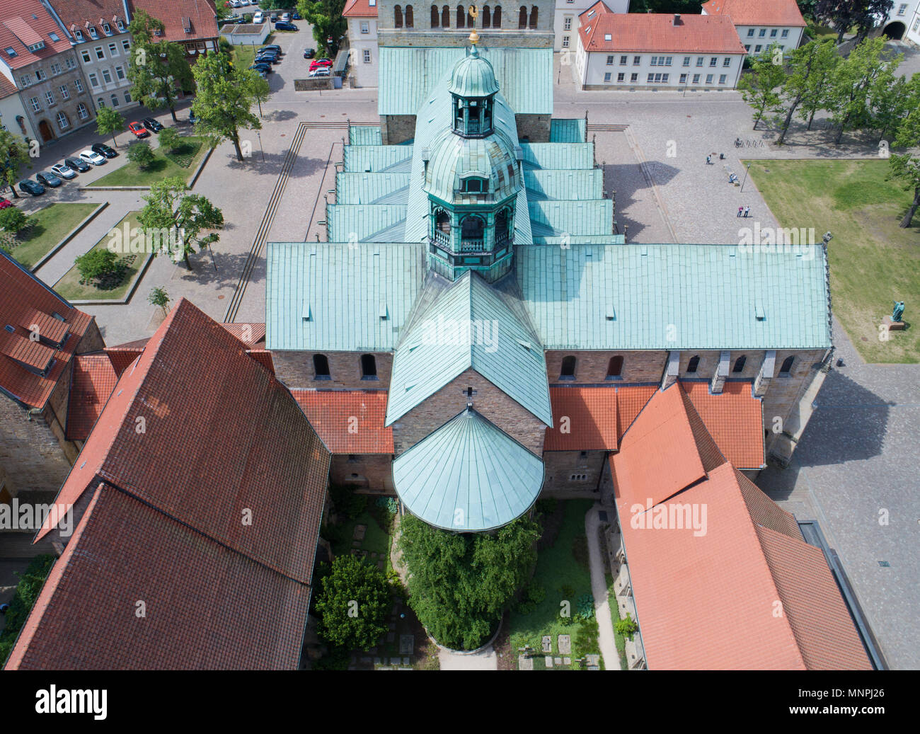 15. Mai 2018, Deutschland, Hildesheim: eine Luftaufnahme der legendären 1000-jährige pedicle am Hildesheimer Dom. Der Bischof kündigte an, dass die Wild Rose Bush seine volle Blüte zu Pfingsten Wochenende erreichen wird. Nach der Befreiung, der Sohn Karls des Großen konnte nicht ein reliquiar aus der Rosen. Stattdessen befahl er eine Kapelle, die später in eine Kathedrale zu bauen. In der Tat sind Forscher haben nachgewiesen, dass das pedicle nicht älter als 700 Jahre sein könnte. Foto: Julian Stratenschulte/dpa Stockfoto