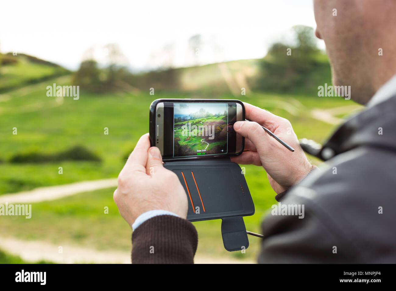 Ein Tourist, der Bilder von Hadleigh Park (Essex, UK) mit seinem Smartphone Stockfoto