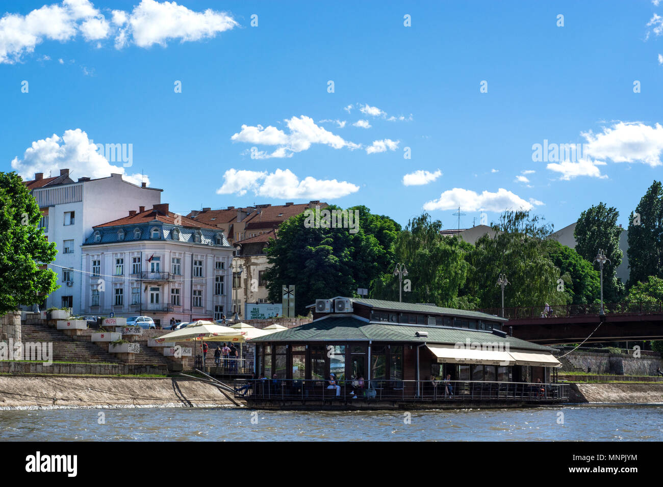 Nis, Serbien - Mai 16, 2018: Floating Restaurant am Fluss Nisava an einem sonnigen Tag und Stadt Landschaft. Touristische Attraktion in der Stadt Nis, Serbien Stockfoto