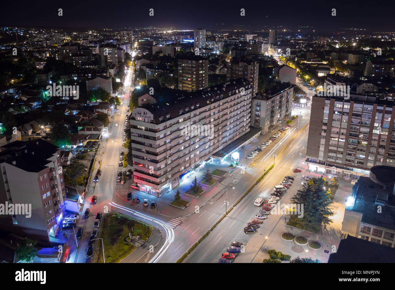 Nis, Serbien - Mai 16, 2018 nächtliche Stadtbild von Nis mit Gebäuden und Straße mit Licht der Autos. Lange exposition Konzept. Stockfoto