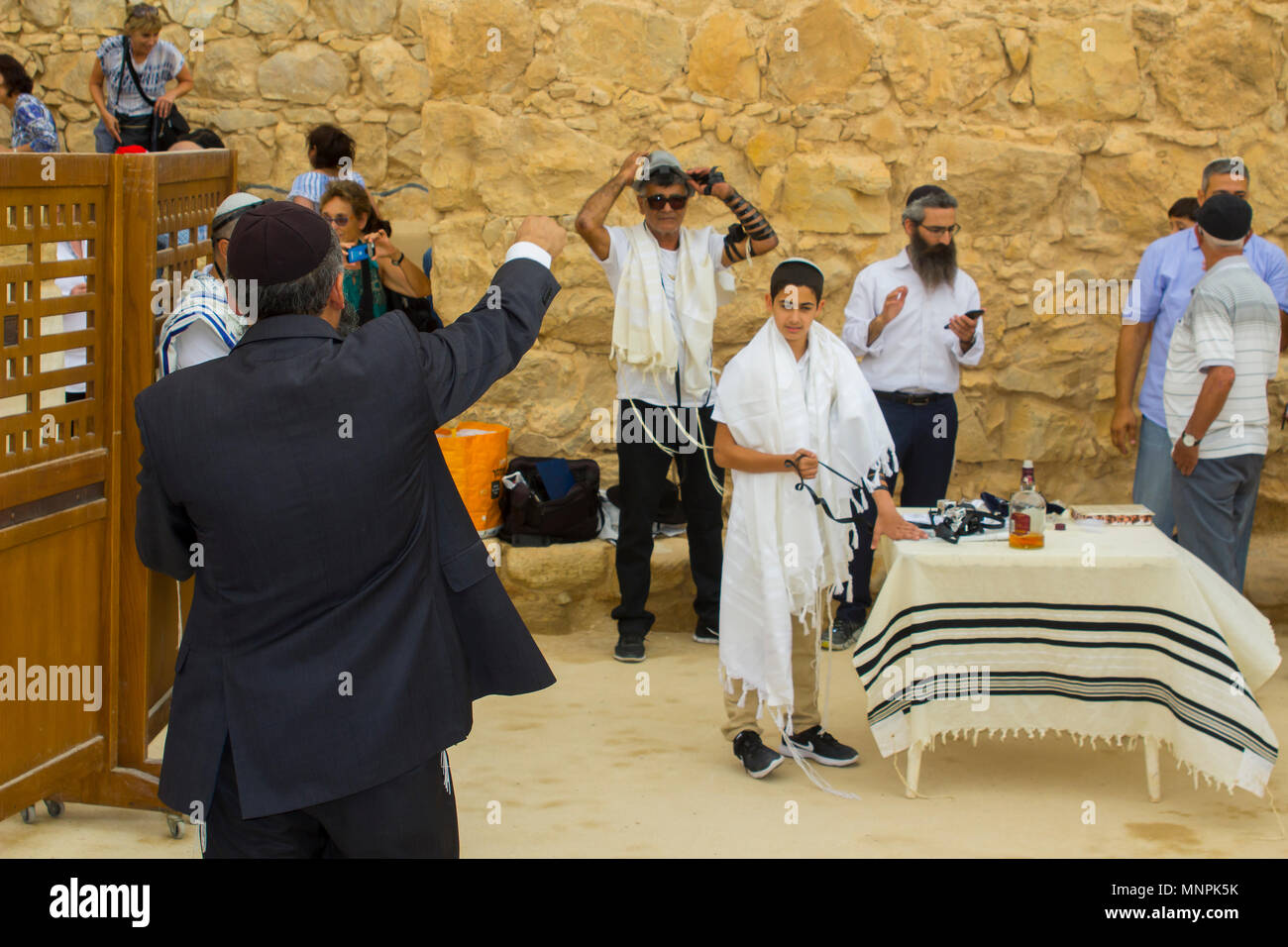 Die Gläubigen, die an der offenen Luft jüdischen Bar Mitvah Zeremonie auf dem Standort der alten Synagoge an den antiken Ruinen der Festung Masada in Israel. Stockfoto