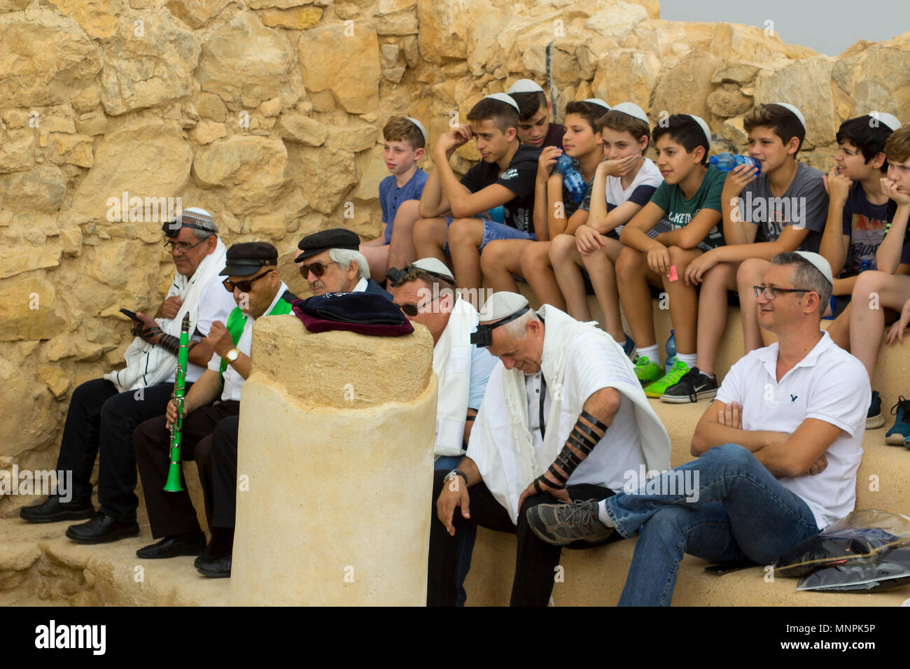 Die Gläubigen, die an der offenen Luft jüdischen Bar Mitvah Zeremonie auf dem Standort der alten Synagoge an den antiken Ruinen der Festung Masada in Israel. Stockfoto