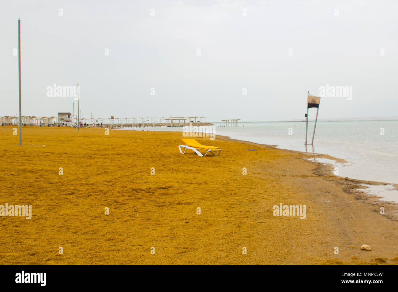 Die Ein Bokek Strand am Lot Hotel am Toten Meer in Judäa Israel. Touristen genießen die Annehmlichkeiten, wie Sie für Floating im Meer vorbereiten Stockfoto