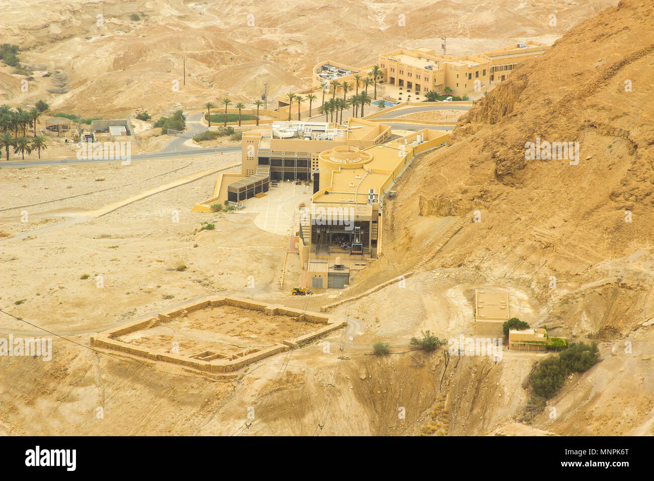 Einige der rekonstruierten Ruinen der antiken jüdischen clifftop Festung von Masada im Süden Israels. Alles unterhalb der blau markierten Zeilen ist beschäftigungsprojekt Stockfoto