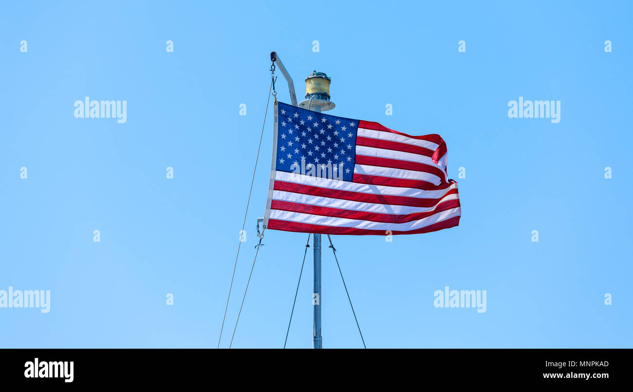 Amerikanische Flagge Rot Blau Weisse Sterne Und Streifen Blauer Himmel Wolken Stockfotografie Alamy