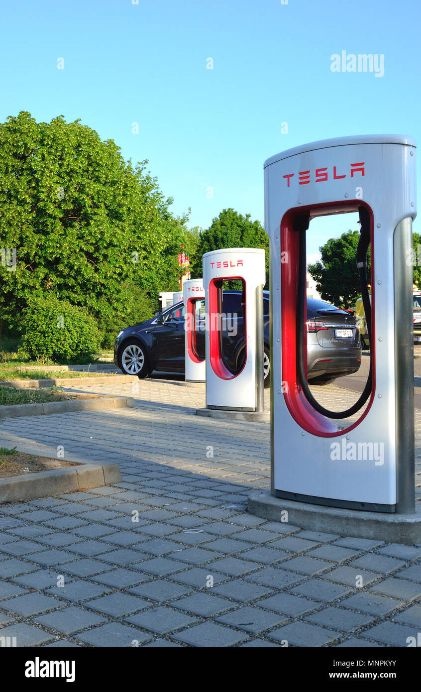Ellwangen, Deutschland - 10. Mai 2018: Tesla Kompressor Stationen (480-Volt-DC-schnell-Ladestationen) und Tesla Auto im Hintergrund. Stockfoto