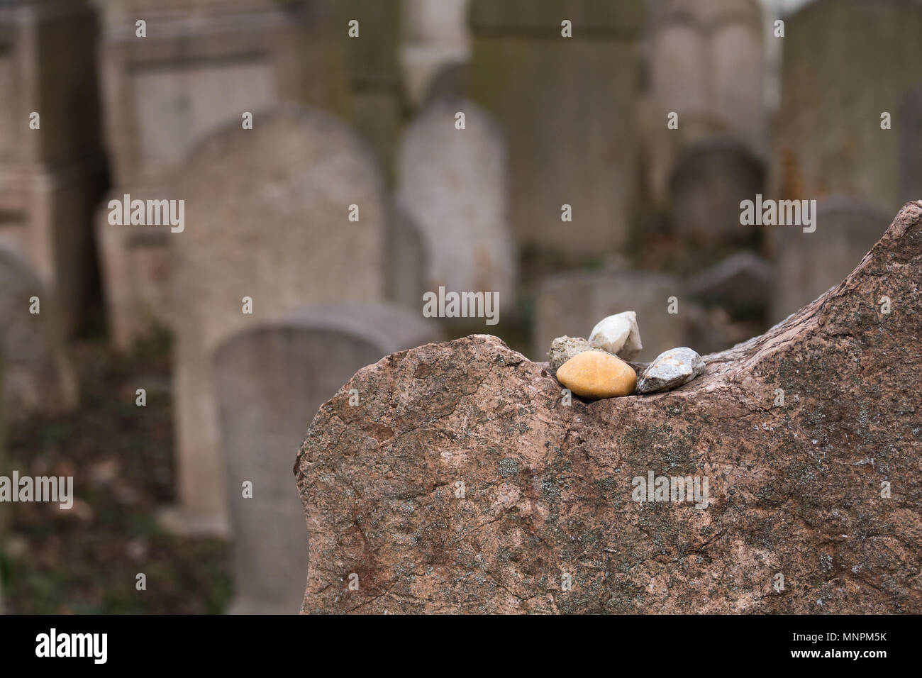 Detail der Struktur eines alten Grabstein mit mehreren Steinen es gebracht. Jüdische Friedhof in Zizkov, Prag, Tschechische Republik. Stockfoto