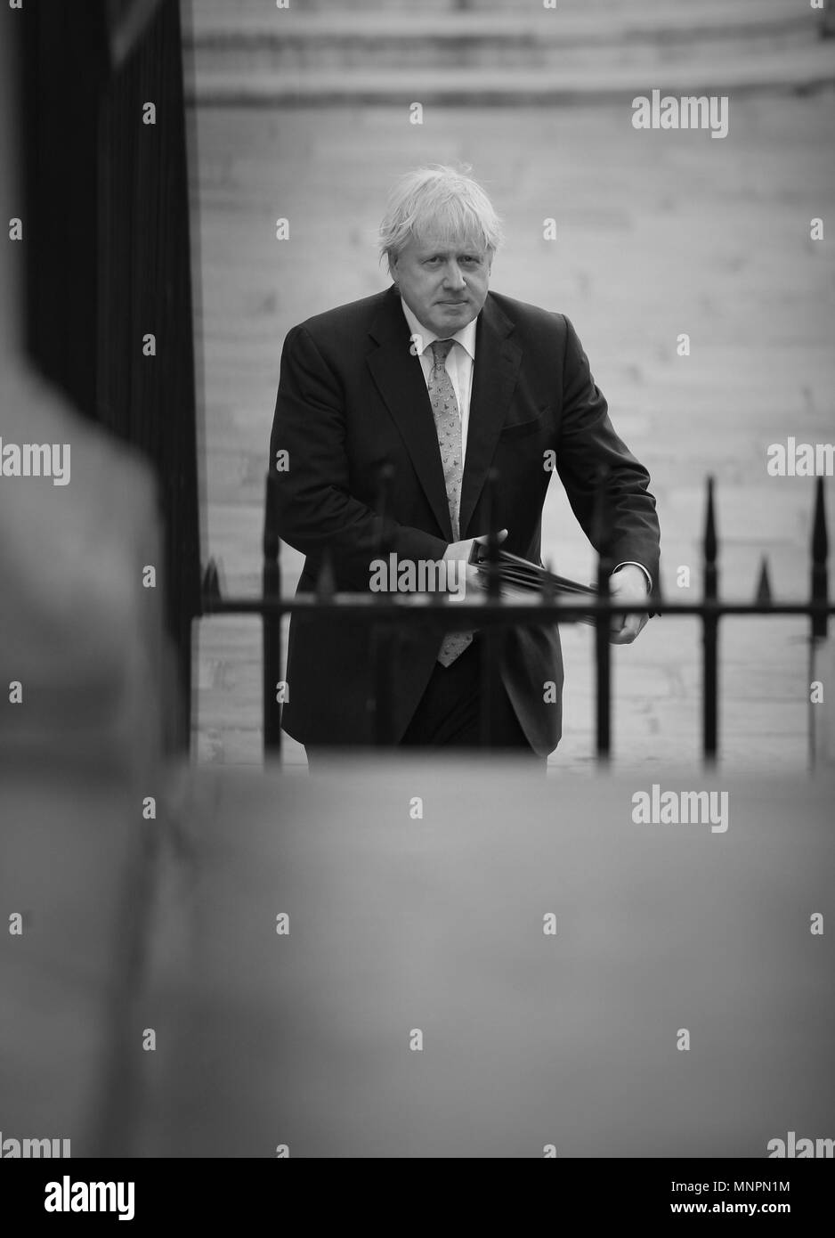 LONDON - 15. MAI 2018: (Bild digital geändert werden monochrom) Boris Johnson Minister für Auswärtige Angelegenheiten Gesehen arrving Downing Street Stockfoto