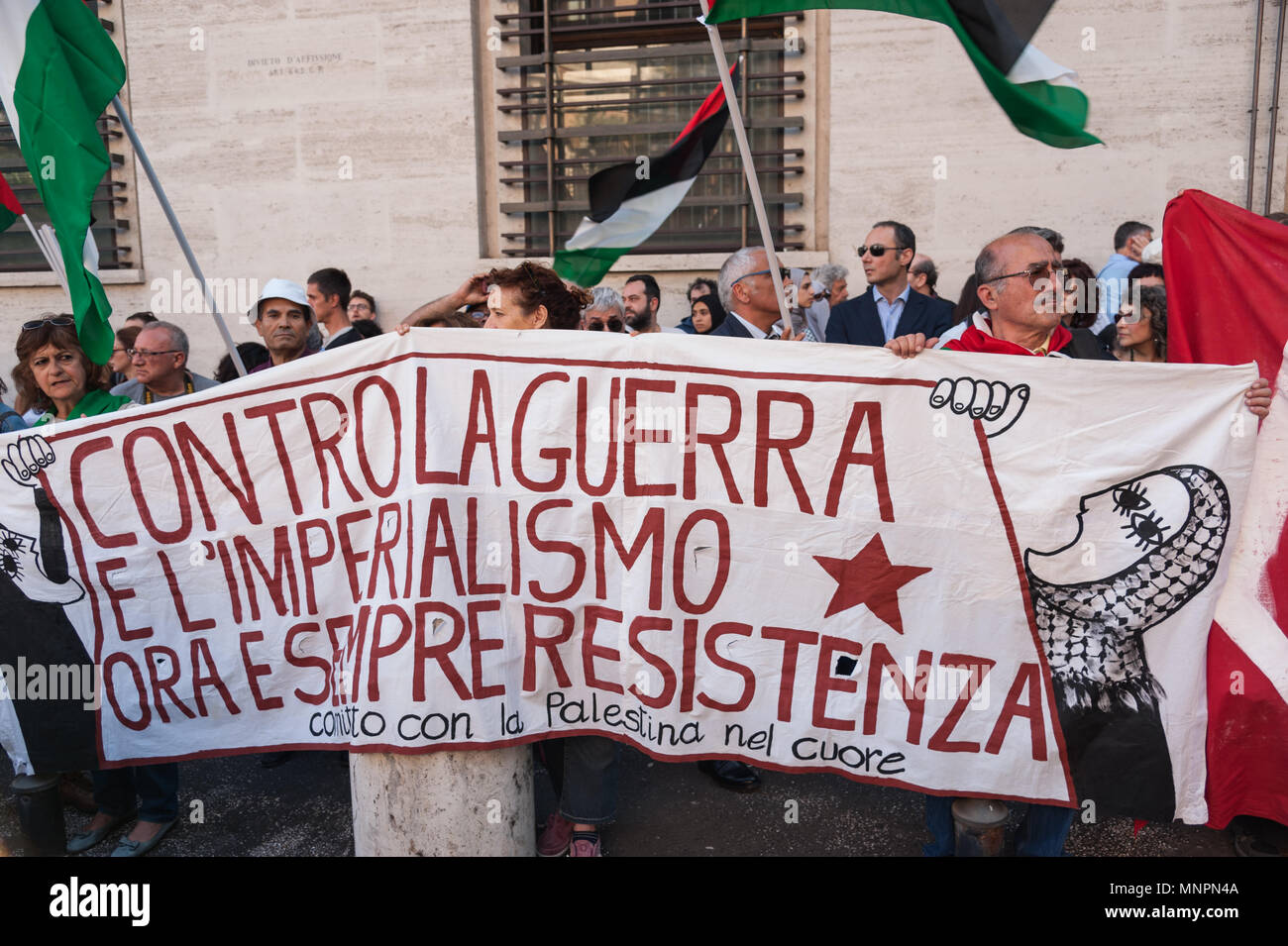 Rom, Italien. 18 Mai, 2018. Hundert Leute auf der Piazza Barberini auf 18/5/2018 versammelten sich friedlich gegen die Morde an Palästinenser im Gazastreifen zu protestieren, die die israelische Armee bestellt von Premierminister Nethanyau und von Präsident Trump gerechtfertigt. Die Demonstranten waren dann erlaubt, die in der Nähe der US-Botschaft in der Via Veneto, in dem Sie die Garnison auszusprechen Parolen gegen die amerikanische Regierung, die die israelische Regierung Credit: Leo Claudio De Petris/Pacific Press/Alamy Leben Nachrichten weiter zu erreichen. Stockfoto