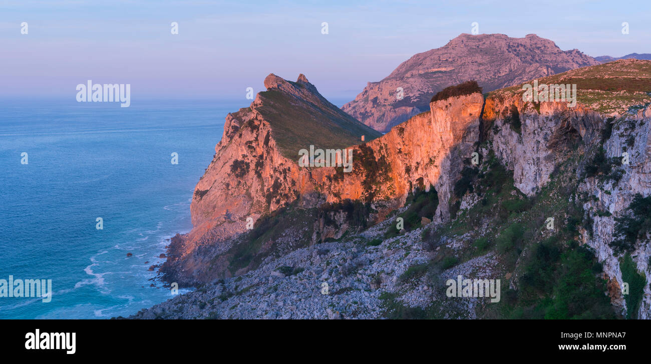 Mount Candina, Kantabrische Meer bei Sonnenuntergang, Liendo, Liendo Tal, Montaña orientalische Costera, Kantabrien, Spanien, Europa Stockfoto