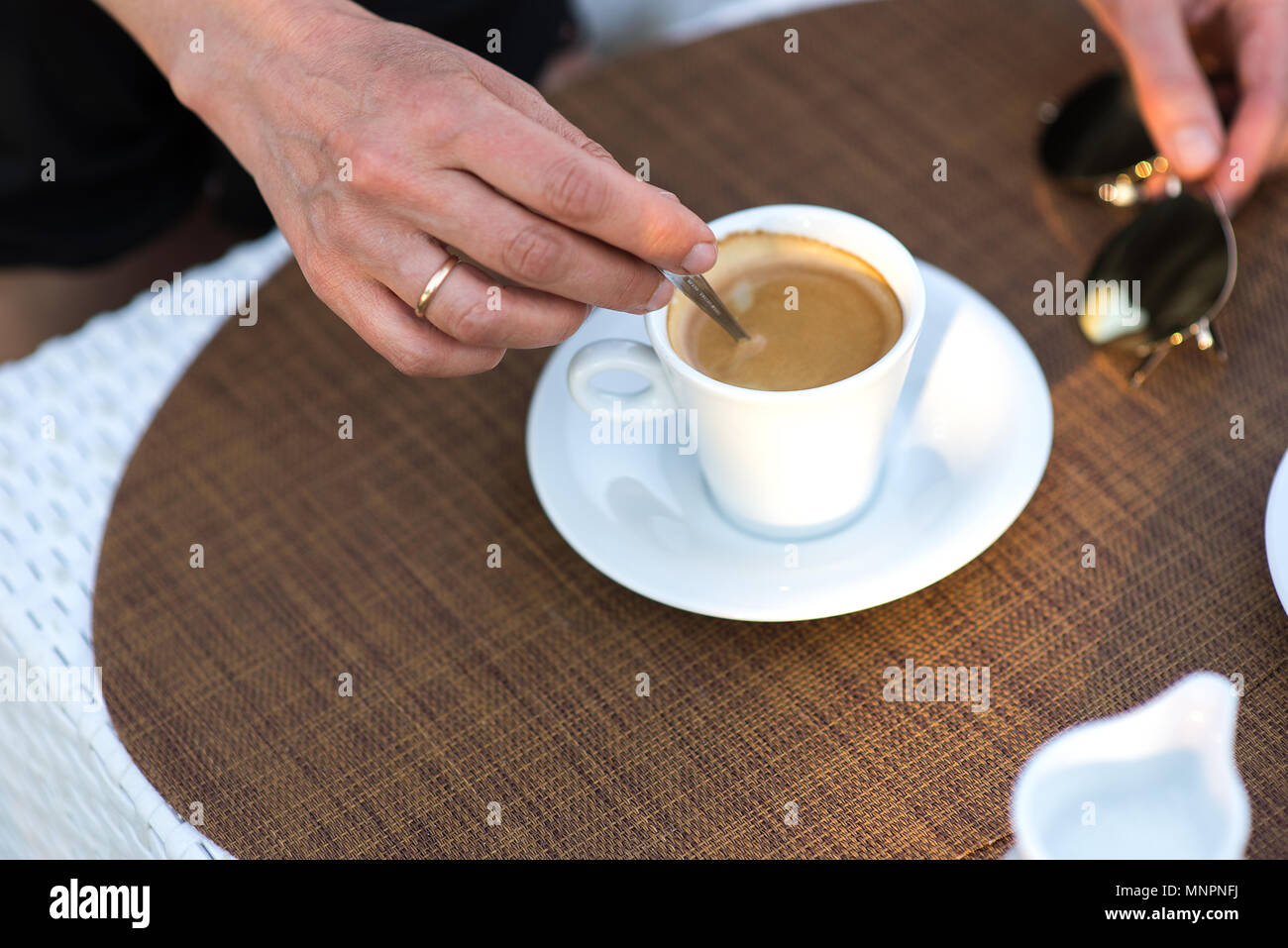 Frau hand mit weißen Kaffeetasse Stockfoto