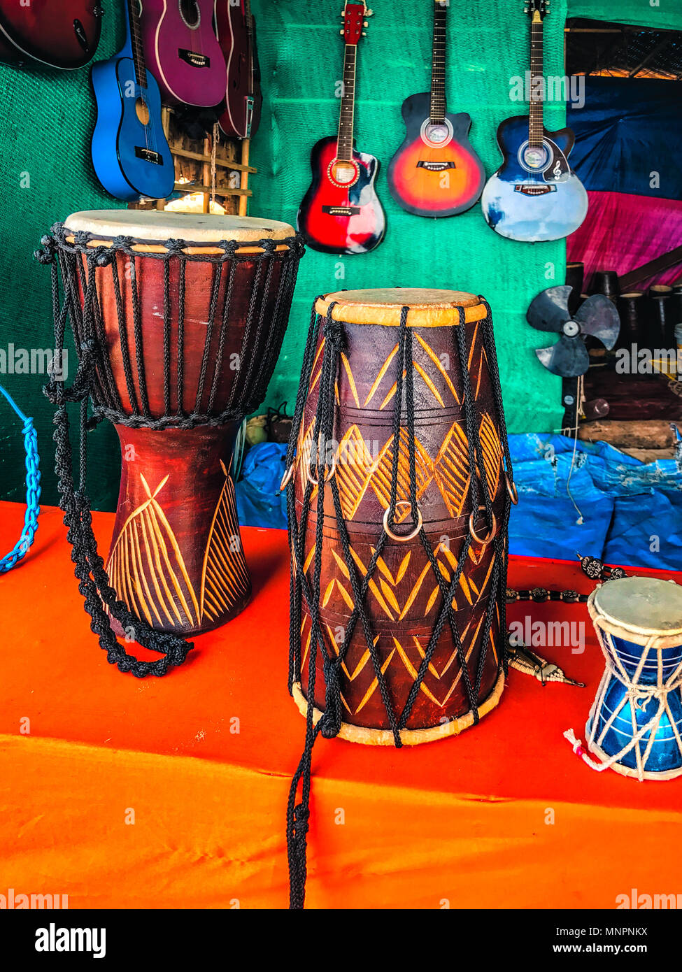 Musikinstrumente in einem Geschäft in der Nähe von dem Strand in Goa. Stockfoto