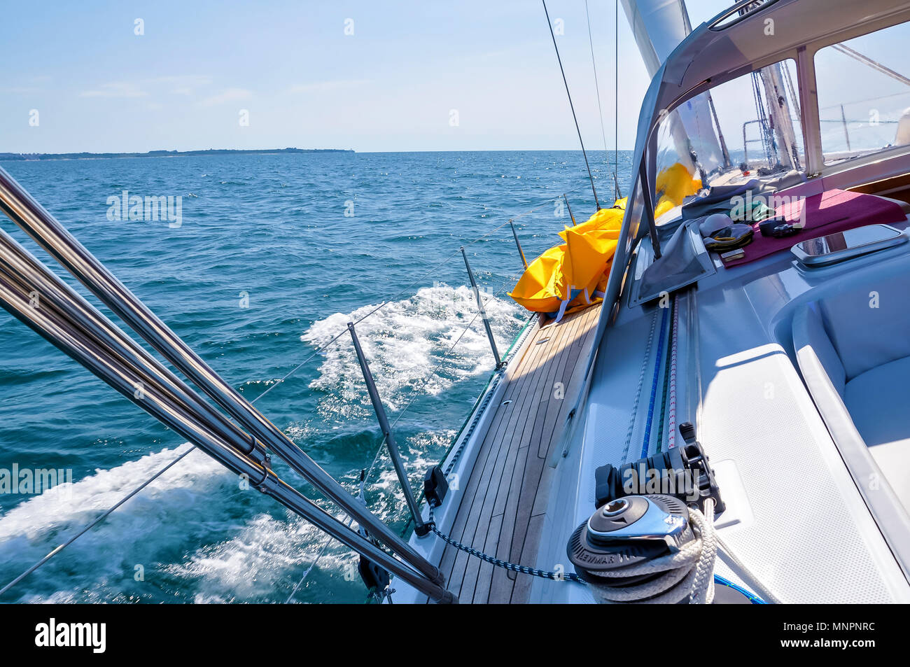 Rigging auf einer Yacht. Blick von der onboard Luxus Segelboot Segeln in der Adria, Montenegro, Europa Stockfoto