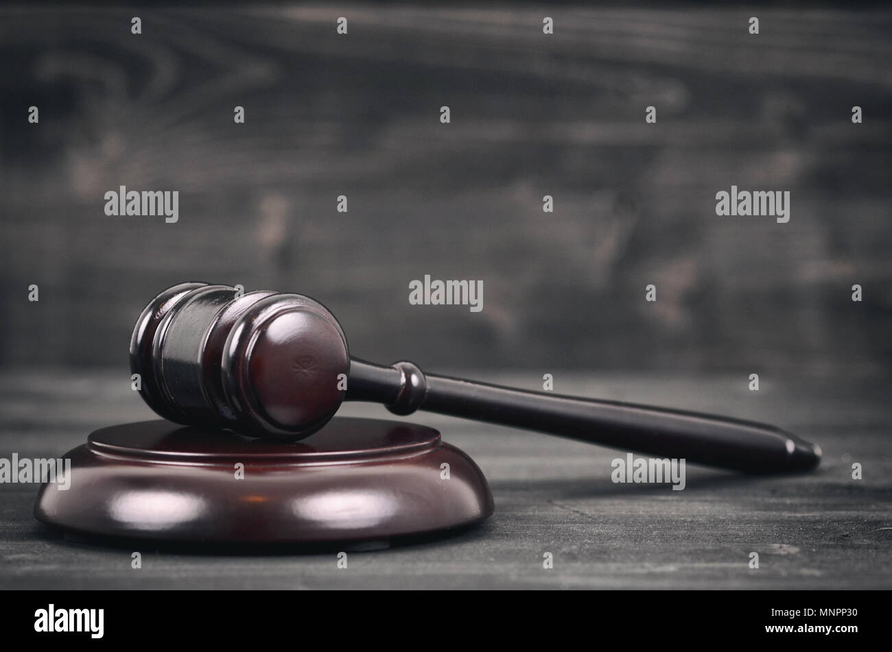 Recht und Gerechtigkeit, Rechtmäßigkeit Konzept, Richter Hammer auf einem schwarzen Holz- Hintergrund. Stockfoto
