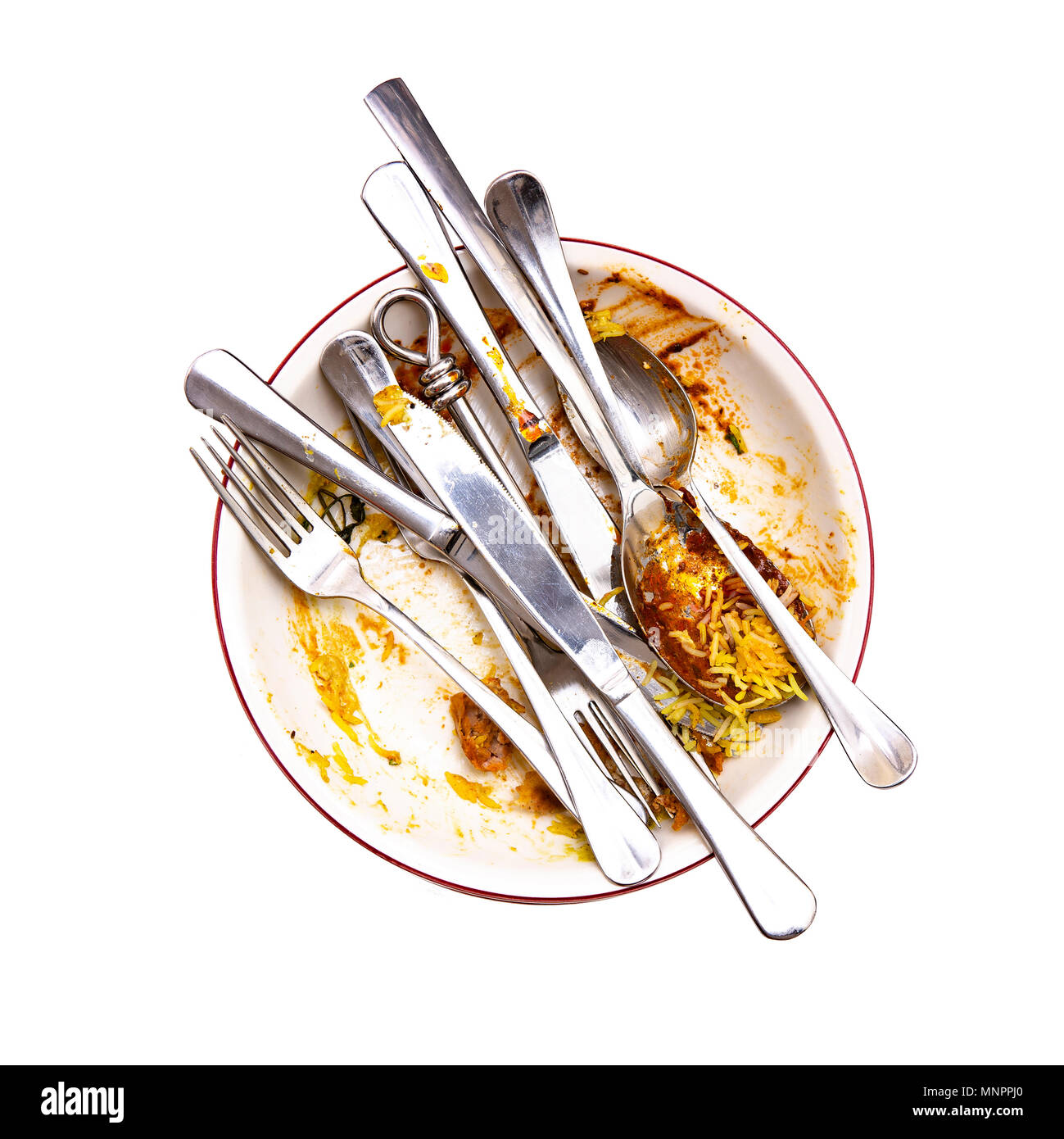 Curry Reste in einer Schüssel mit Messer, Löffel und Gabeln auf weißem Hintergrund Stockfoto