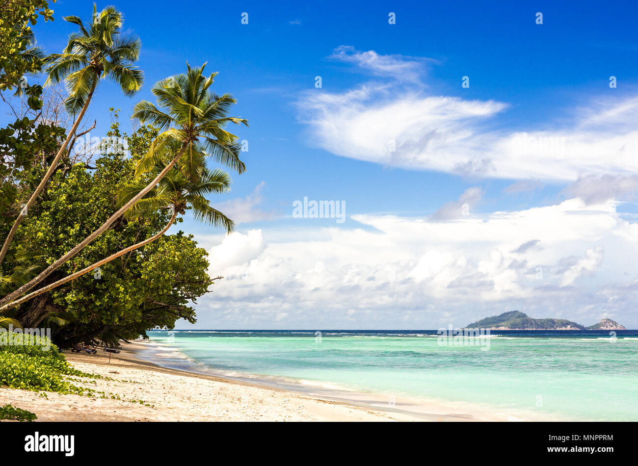 Idyllischen Sandstrand und dem türkisblauen Indischen Ozean auf den Seychellen Stockfoto