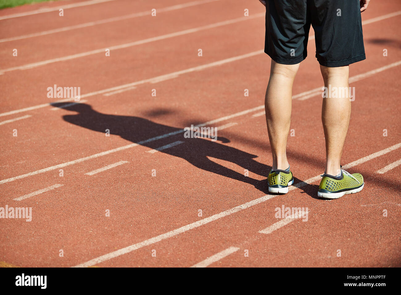 In der Nähe der Beine eines männlichen Athleten auf der Spur. Stockfoto