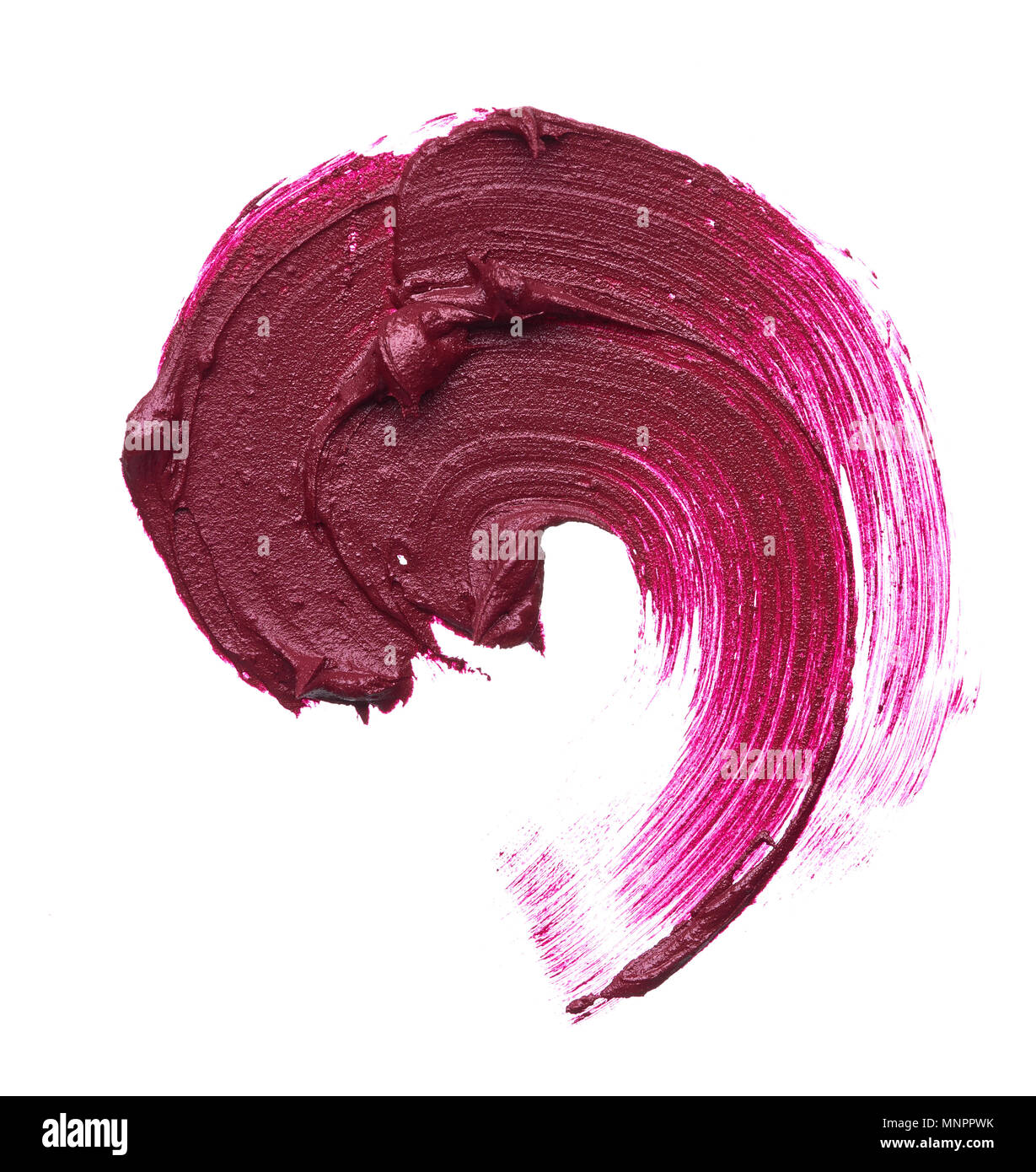 Dunkle rote Schmieralgen von Matt Lip Gloss auf weißem Hintergrund. Red cremigen Lippenstift Textur auf weißem Hintergrund Stockfoto