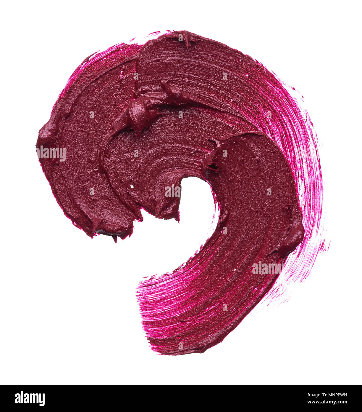 Dunkle rote Schmieralgen von Matt Lip Gloss auf weißem Hintergrund. Red cremigen Lippenstift Textur auf weißem Hintergrund Stockfoto