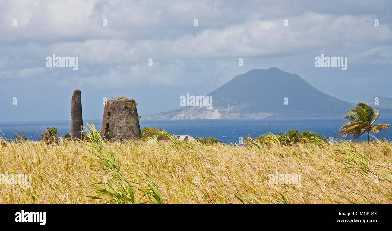 Über einen windigen Feld in Richtung der kleinen holländischen Insel Sint Eustatius Stockfoto