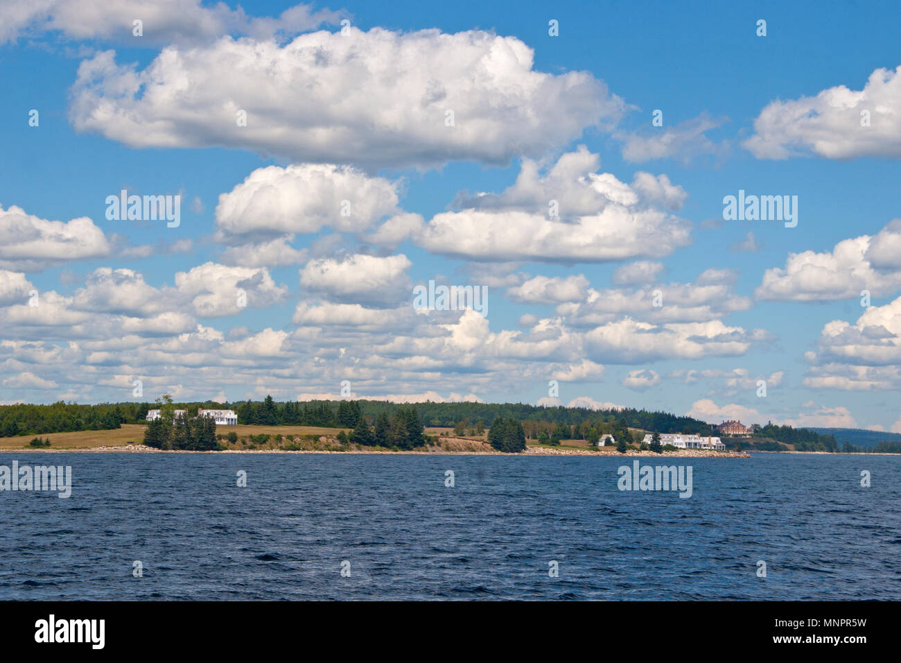 Herrliche Sommertag am Meer an der schönen luxuriösen Villen suchen Stockfoto