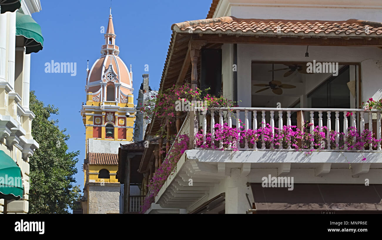 Eine reich verzierte Kirchturm mit spanischen Einfluss und einen Balkon mit einem wunderschönen violetten Blüten Stockfoto