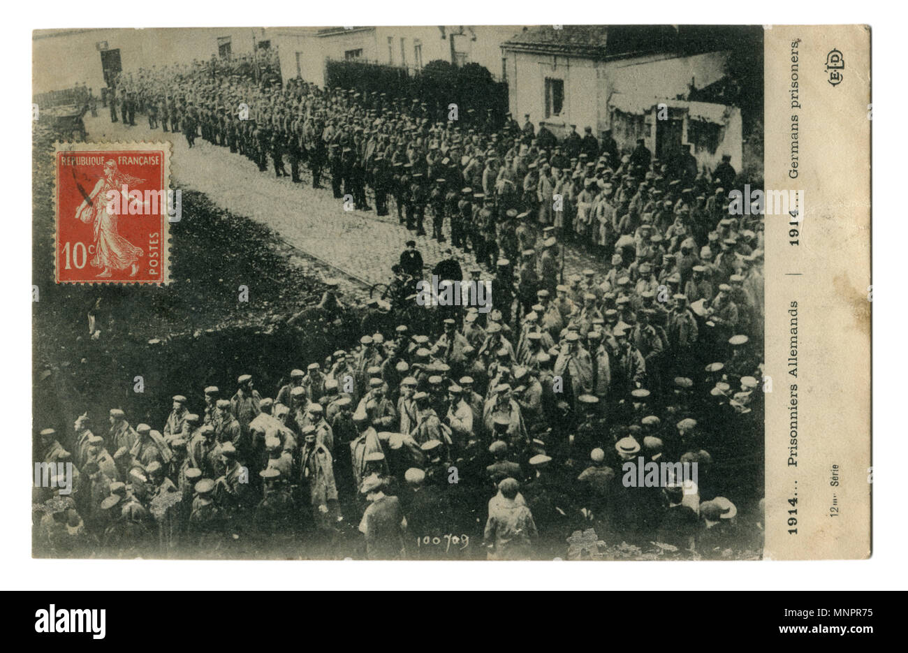 Alte französische photo-Postkarte mit Briefmarke: eine Spalte von deutschen Kriegsgefangenen auf den Straßen der Stadt. Der erste Weltkrieg 1914-1918, Frankreich. Stockfoto