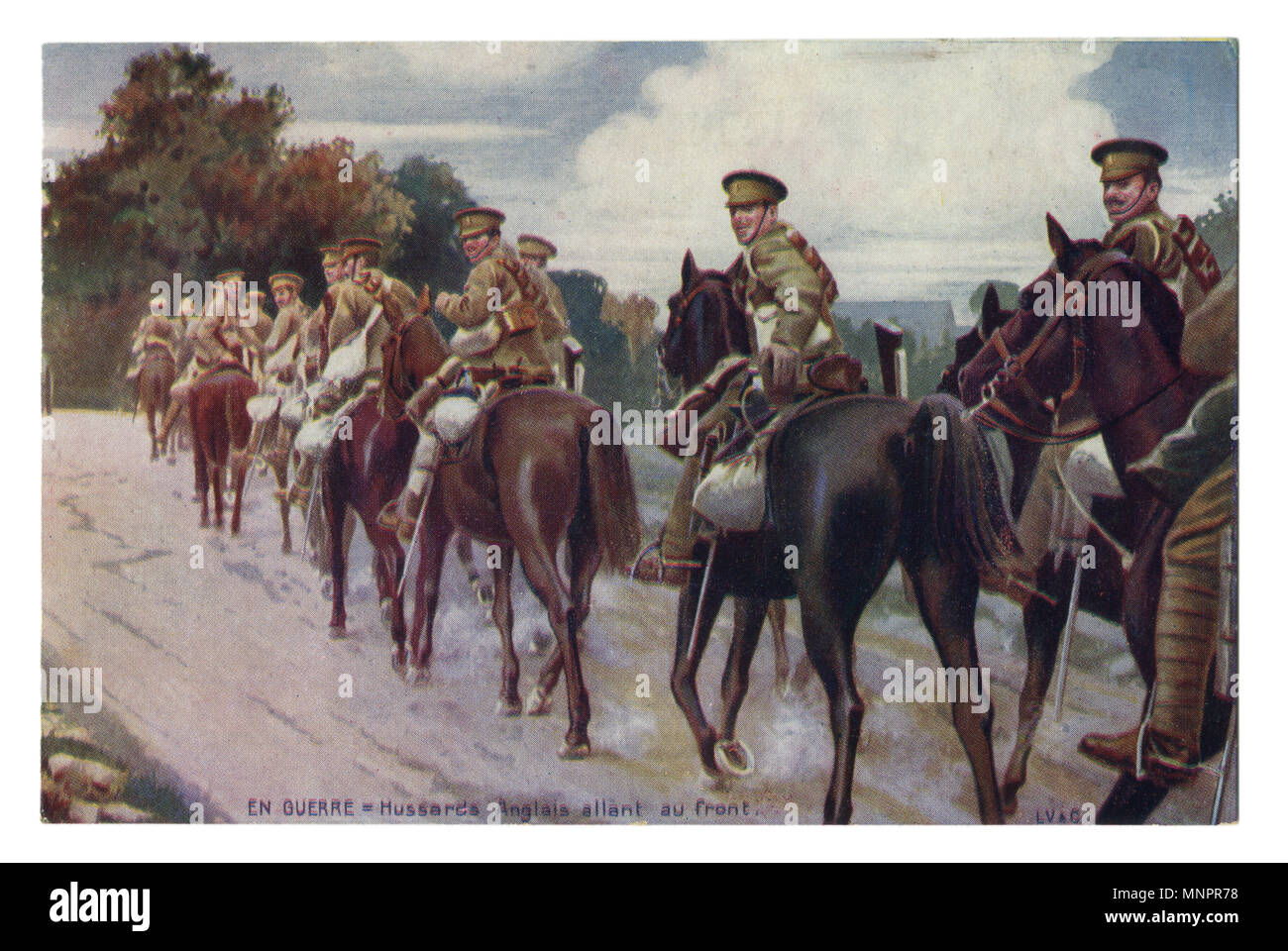 Alte französische Postkarte: eine Spalte der englischen Kavallerie auf dem Pferd die Bewegung entlang der Straße. der Erste Weltkrieg 1914-1918, die Großbritannien, Entente. Stockfoto