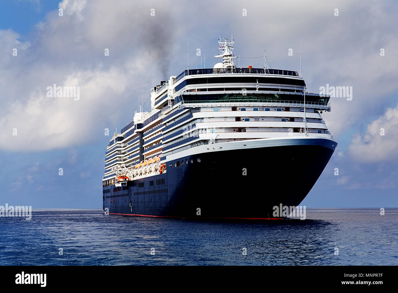 Eine schöne Ferienhäuser Kreuzfahrtschiff auf dem Ozean mit blauem Himmel Stockfoto