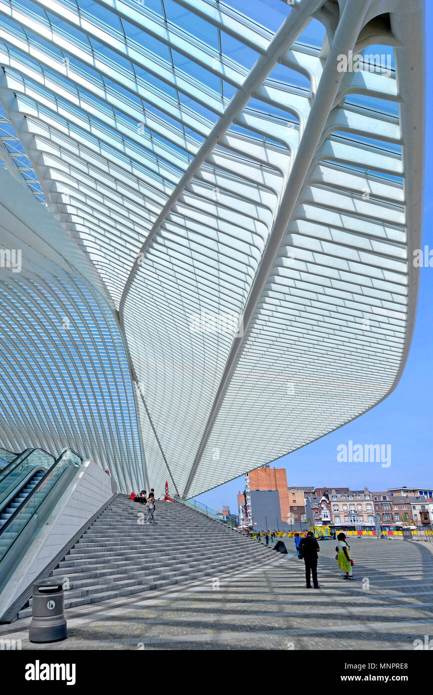Die Außenseite des futuristischen Form moderne gläserne Decke und Dach Bahnhof & Eingang in Lüttich Belgien die Infrastruktur des öffentlichen Verkehrs Gebäude Stockfoto