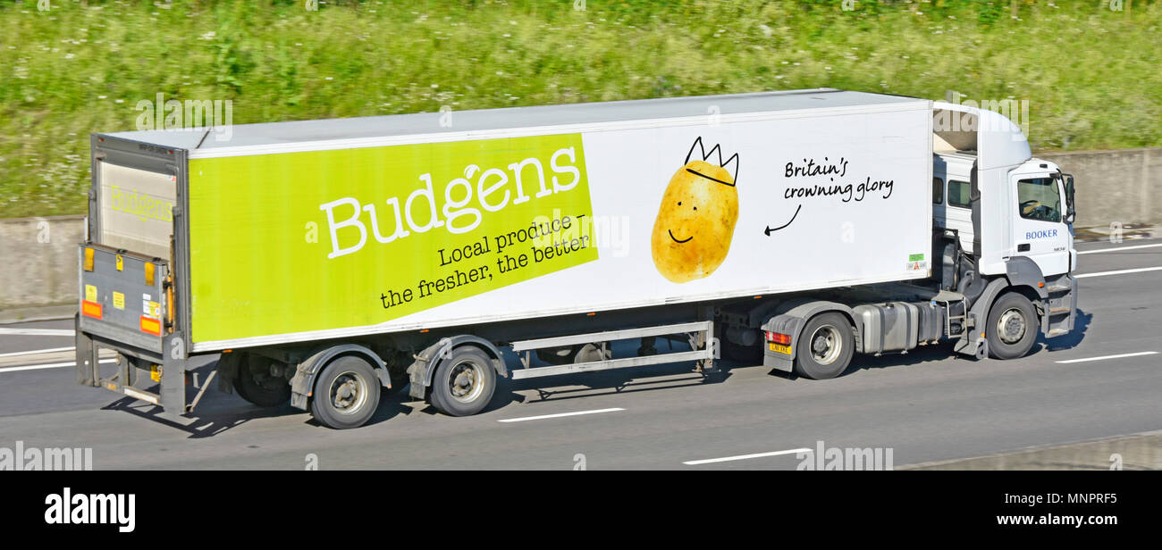 Seitenansicht des Booker lkw-Supermarkt Lebensmittel Supply Chain Store delivery Lkw Lkw mit Budgens trailer Werbung britische Kartoffeln auf Großbritannien GB Autobahn Stockfoto