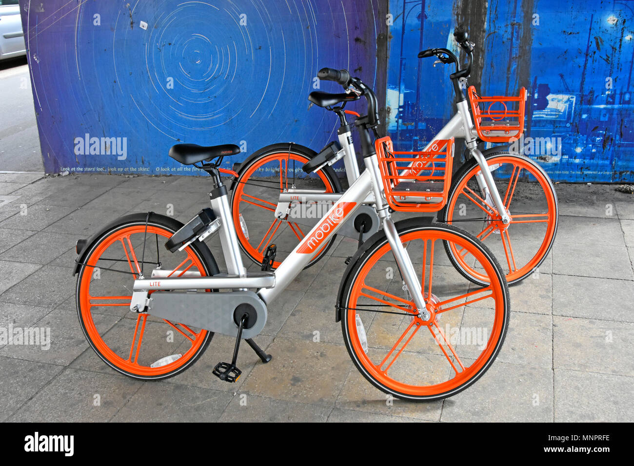 Smartphone App betrieben dockless Mobike Lite bike mieten ab China Fahrrad Vermietung business random Parkplatz warten auf Wiederverwendung Stratford London Großbritannien Stockfoto