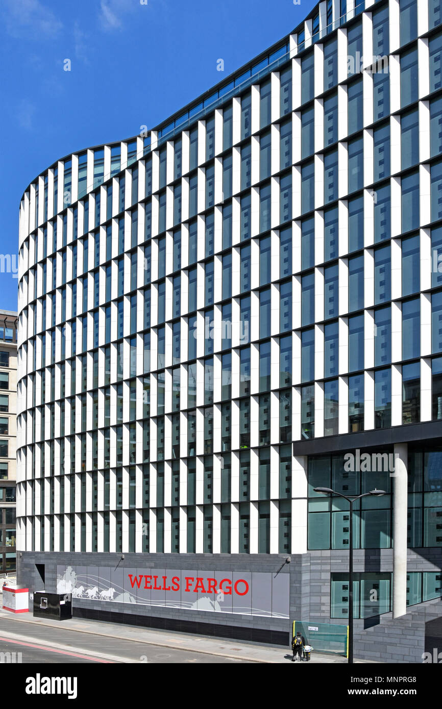 London Business Street Scene Aufhängung und Schild im neuen Wells Fargo Financial Services Bürogebäude Fassade des europäischen Hauptsitzes City of London Großbritannien Stockfoto