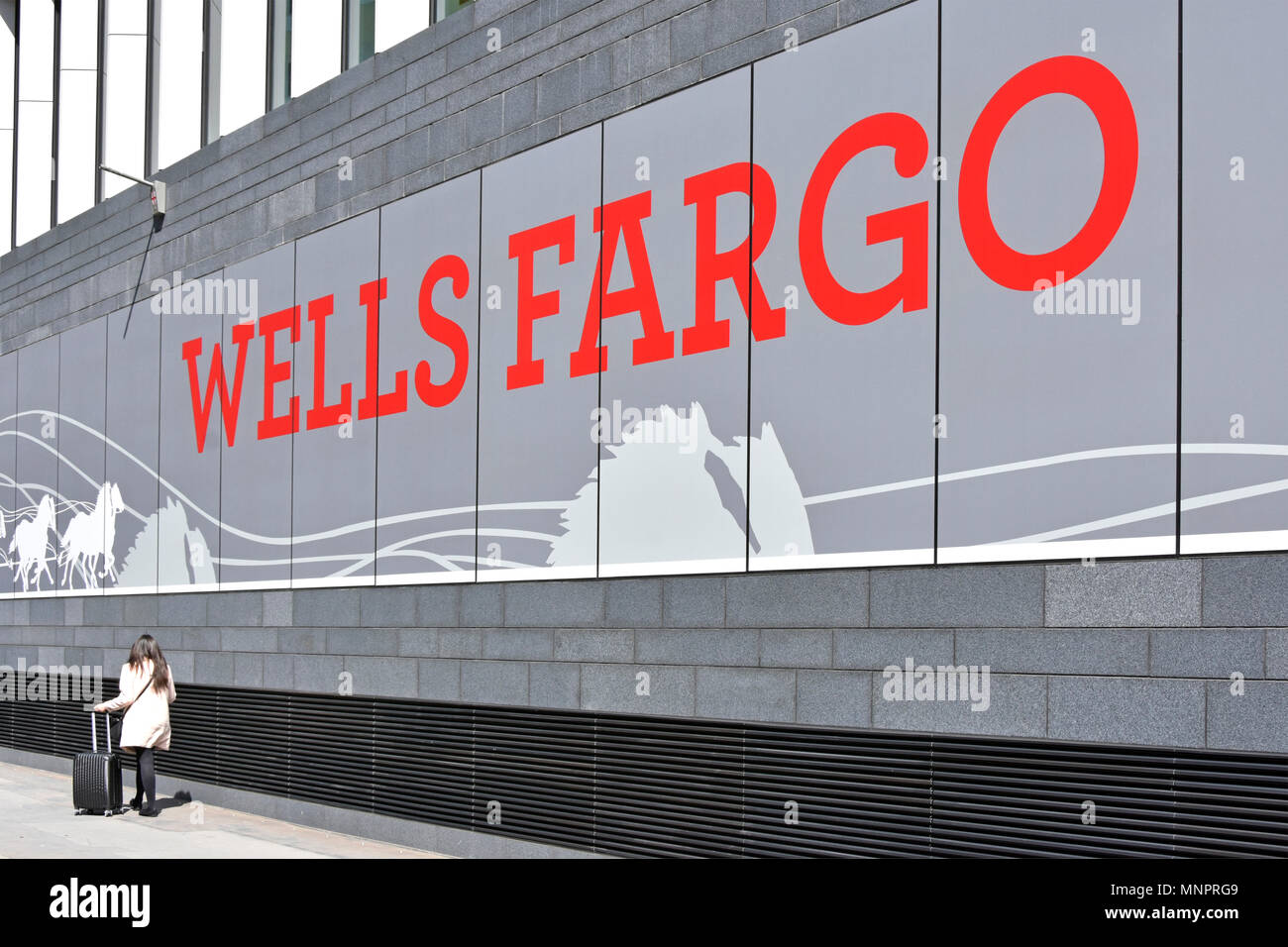 Zeichen an der Basis der neuen Wells Fargo Bank & Financial Services Business neuen Build landmark Bürogebäude Fassade Europäischer Hauptsitz der Stadt London, Großbritannien Stockfoto