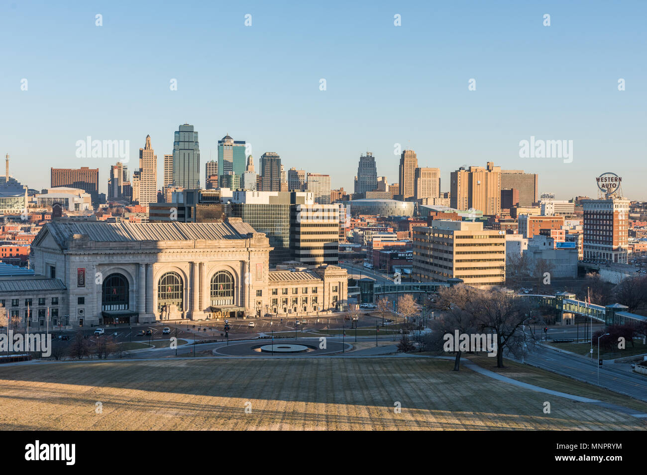 Skyline von Downtown Kansas City mit Union Station im Vordergrund. Stockfoto