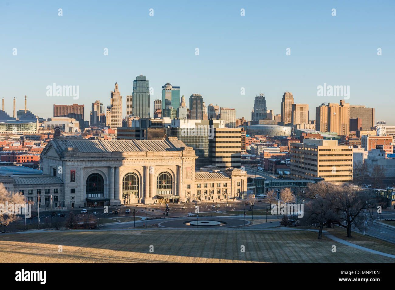 Skyline von Downtown Kansas City mit Union Station im Vordergrund. Stockfoto