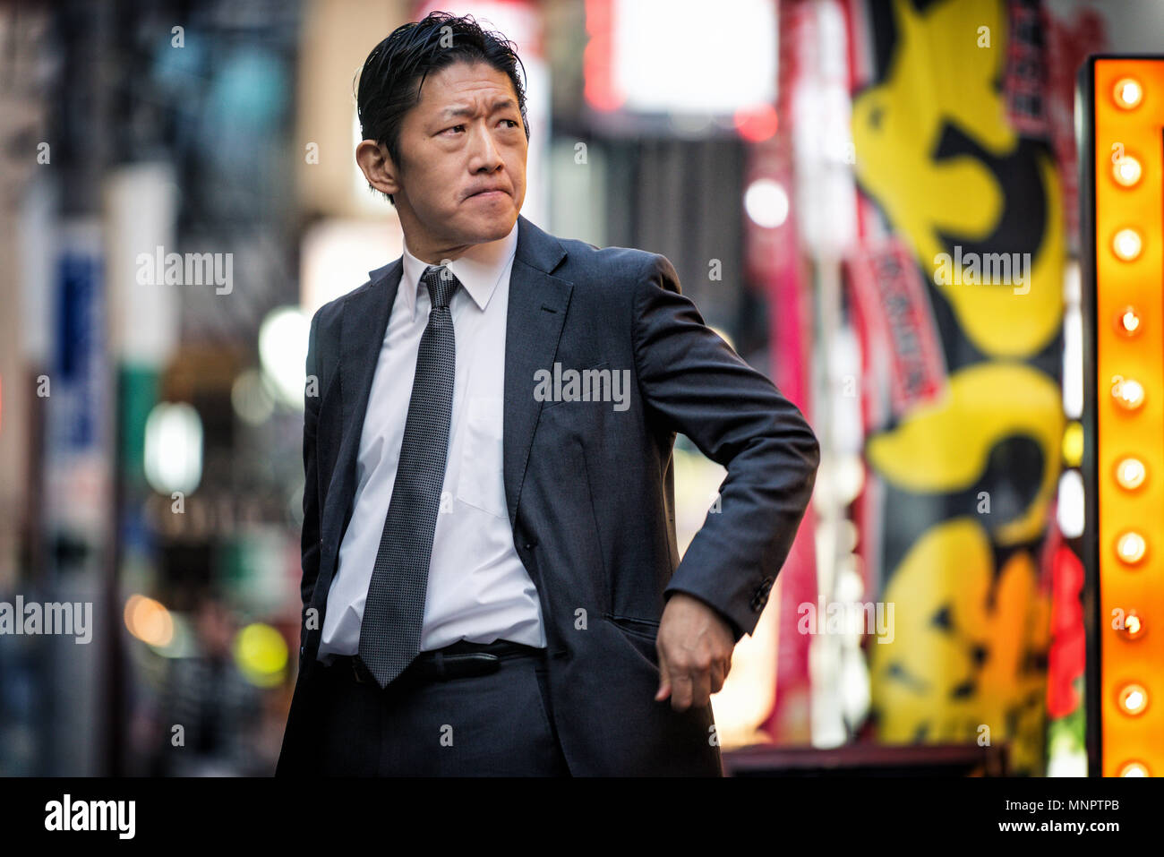 Japanische Geschaftsmann Walking Im Freien Asiatischer Mann Mit Eleganten Anzug Stockfotografie Alamy (Dateityp jpg)