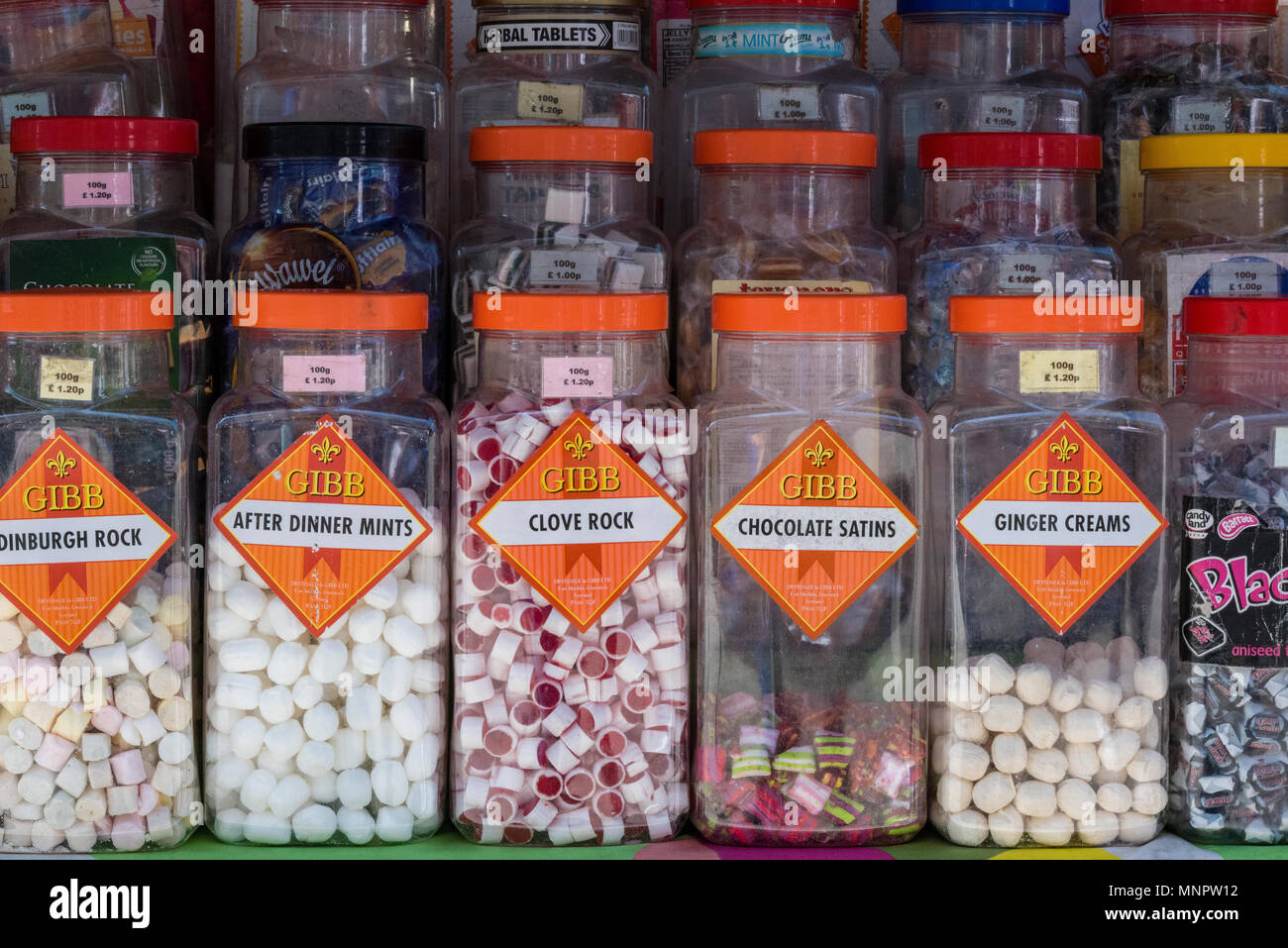 Eine bunte Auswahl an Süßigkeiten in großen Töpfen auf Regalen in einem traditionellen Stil Sweet Shop. Traditionelle Süßwaren in bunten Gläsern. Stockfoto