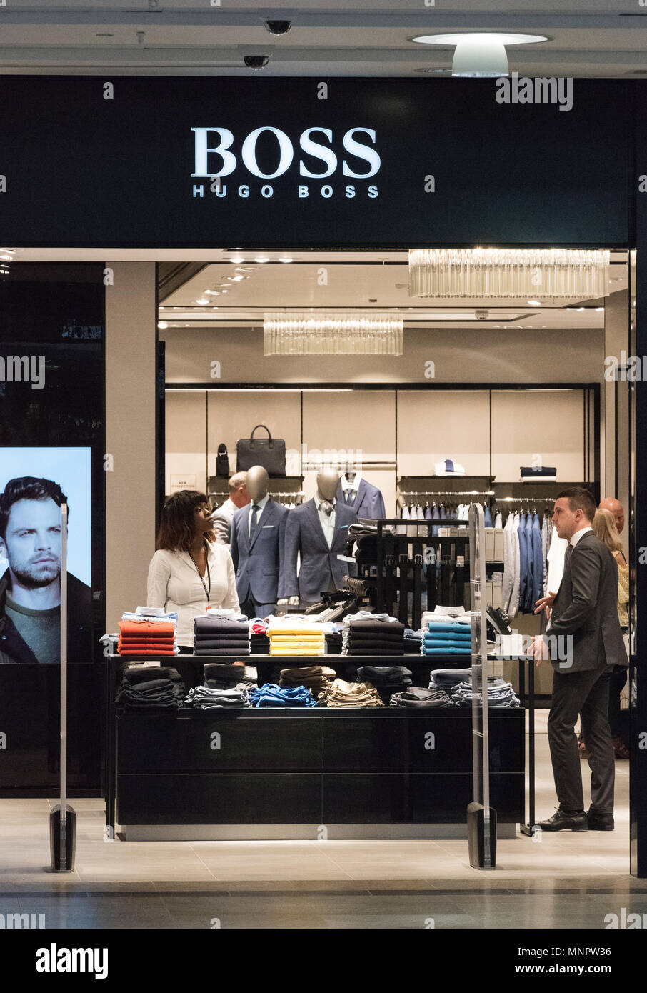 Die High Street Einzelhändler Chef Designer Marke tragen und ein Bekleidungsgeschäft. Boss Mode und trendige Kleidung auf der High Street in Southampton West Quay. Stockfoto