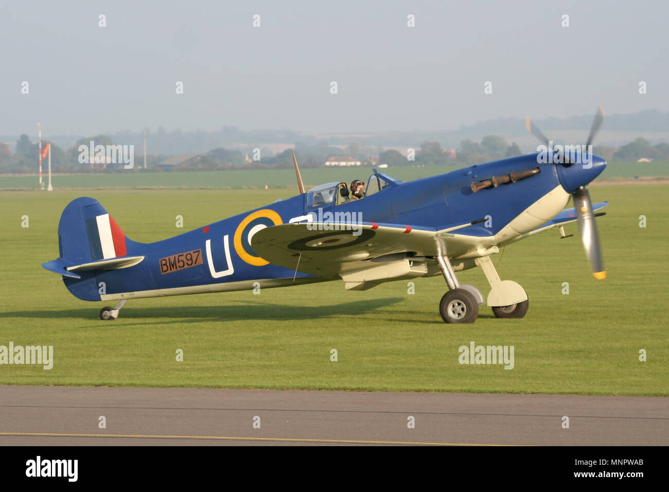 Die historische Flugzeuge Sammlungen Spitfire MkV in den Farben eines Malta basierten Flugzeuge vor der Merlins von Malta Flug zu den Inseln im Jahr 2005. Stockfoto