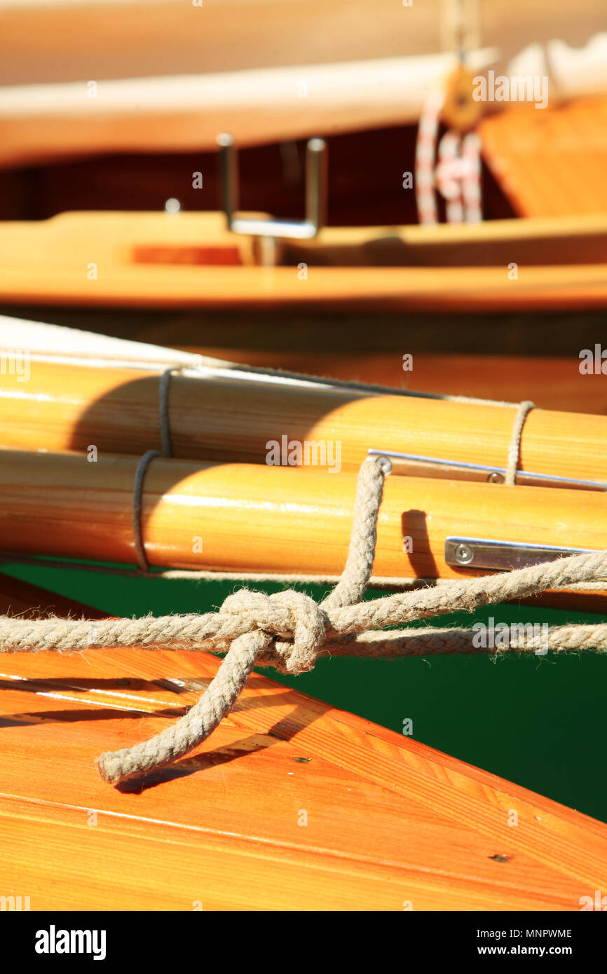 Hölzerne Segelboot, nostalgisch, im Sommer am See, genannt, die alten Lateiner Segel yacht Stockfoto