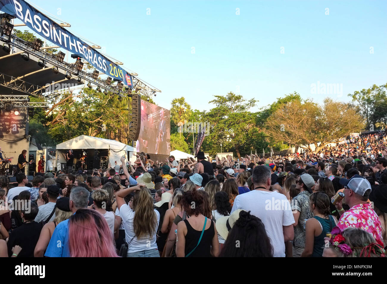Australische Sänger Paul Kelly führt an Bass im Gras Music Festival, in Darwin, Northern Territory Australien. Stockfoto