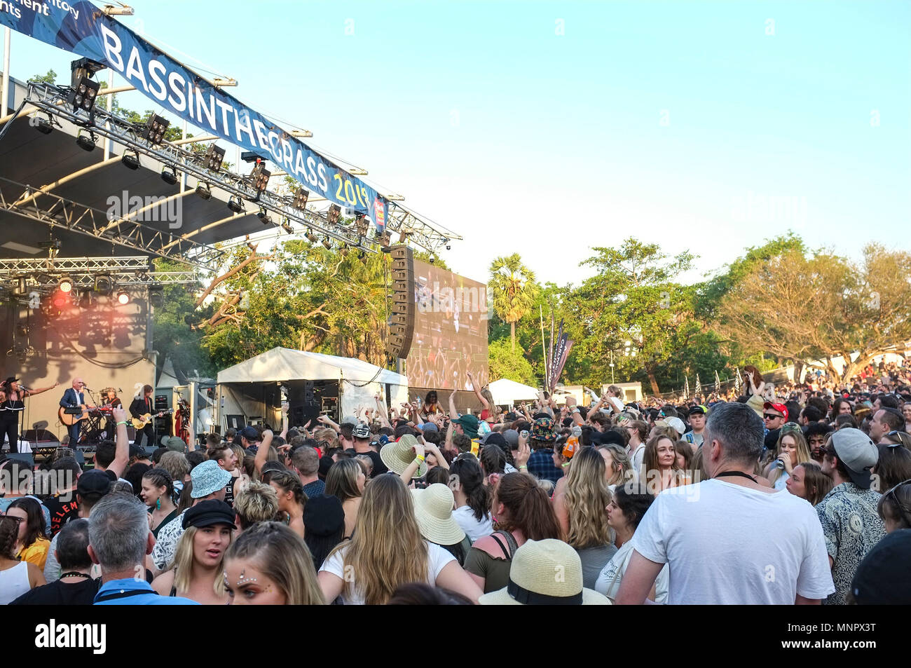 Australische Sänger Paul Kelly führt an Bass im Gras Music Festival, in Darwin, Northern Territory Australien. Stockfoto
