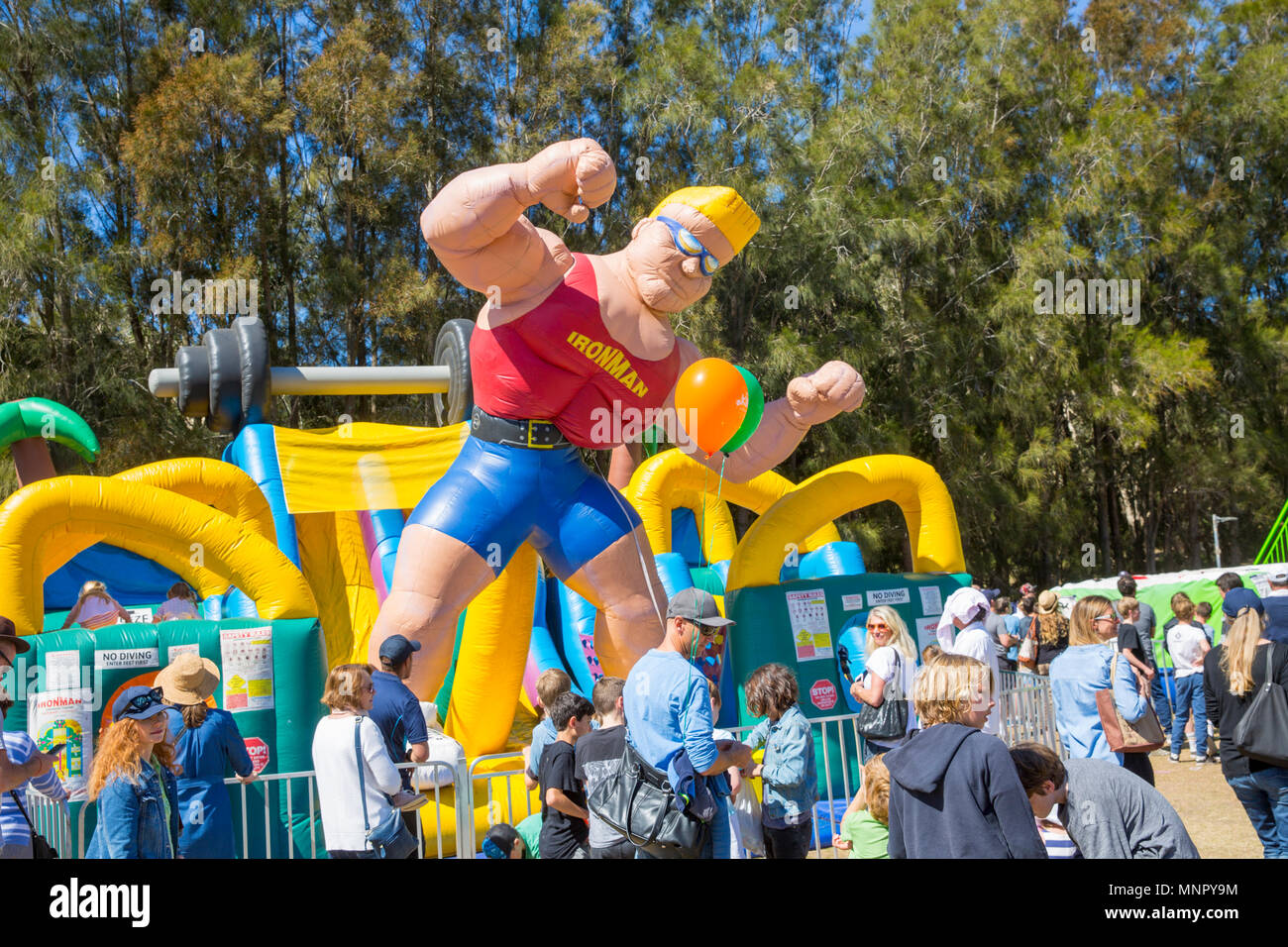 Australische Gemeinschaft fete und fair auf Sydney Northern Beaches, mit aufblasbaren Iron Man, Australien Stockfoto