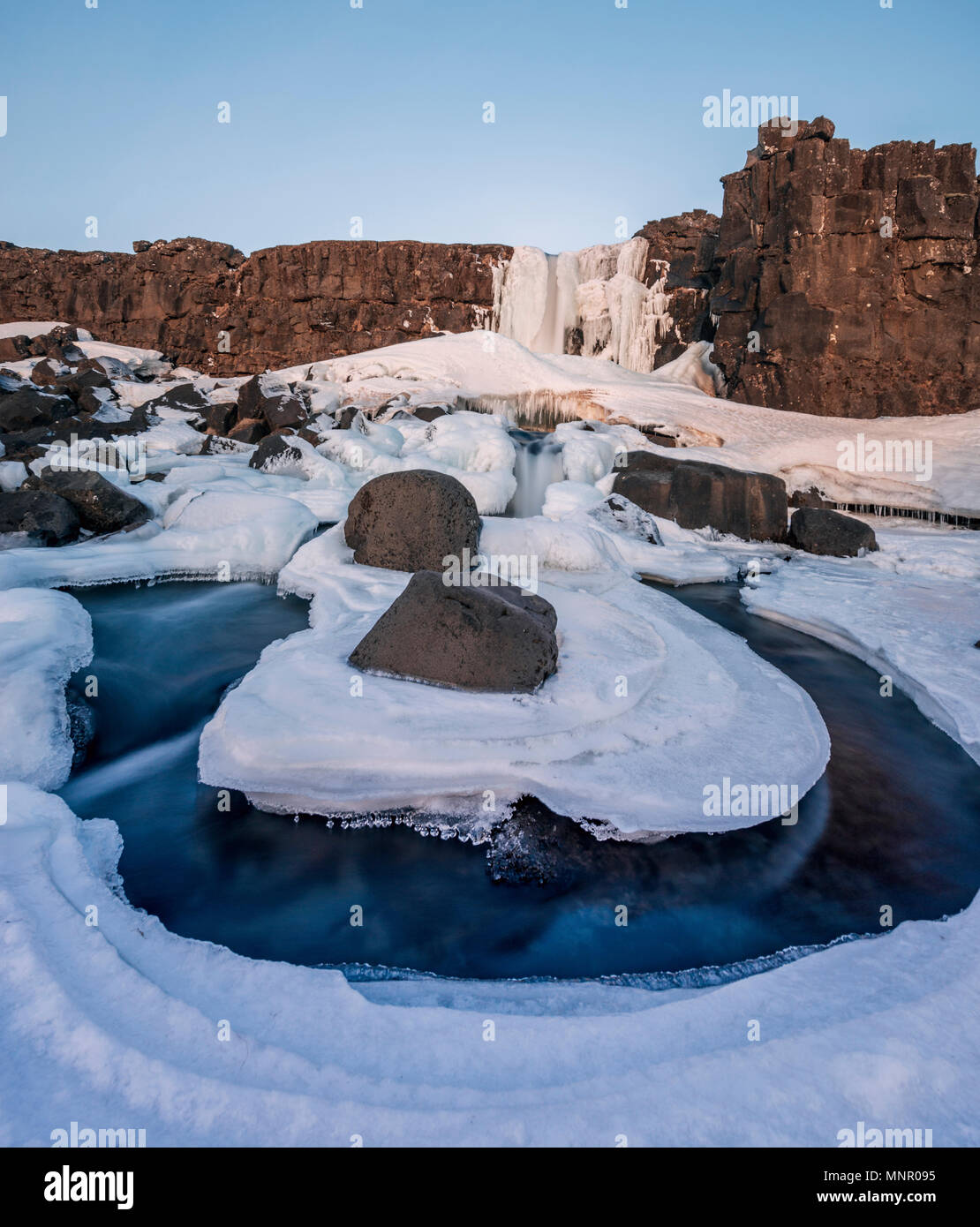 Teilweise gefrorenen Wasserfall im Winter Öxarárfoss, Fluss Öxará, Pingvellir National Park, Golden Circle, South Island Stockfoto