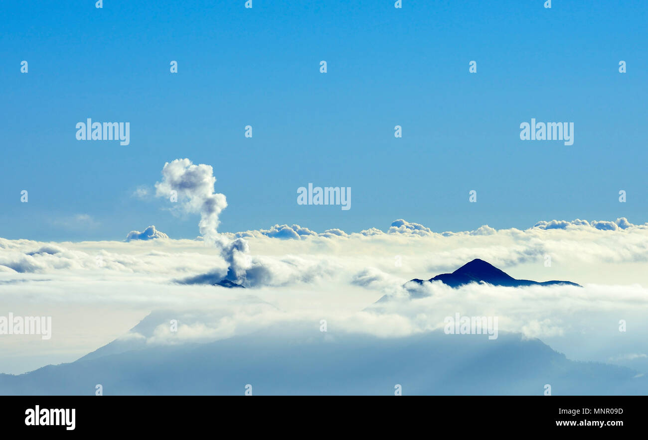 Blick auf die Wolkendecke vom Gipfel des Mount Shirouma Shiroumadake, 2932 m, Hida Berge, die Japanischen Alpen, Japan Stockfoto