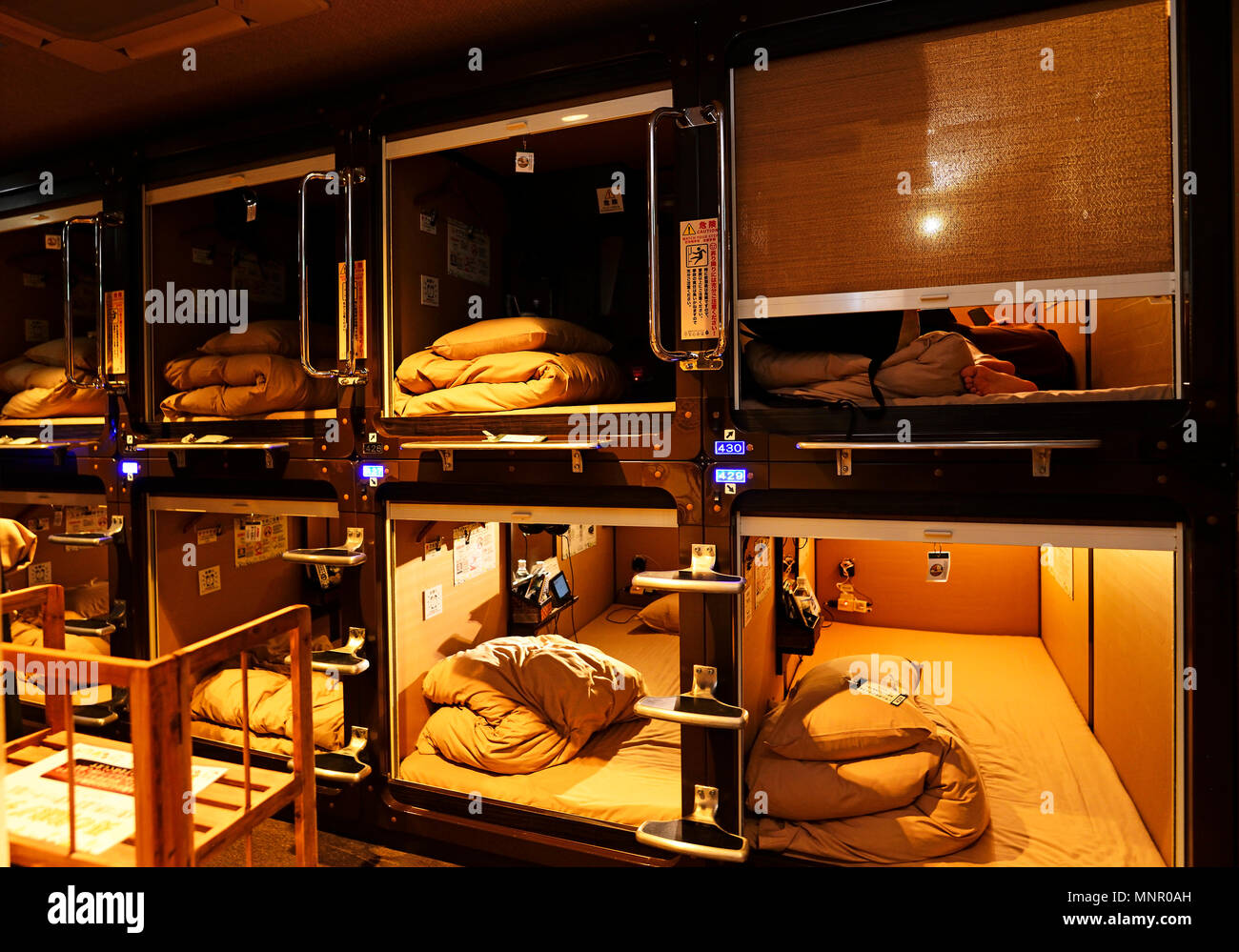 Schlafkabinen, Capsule Hotel in Shinjuku, Tokyo, Japan Stockfotografie